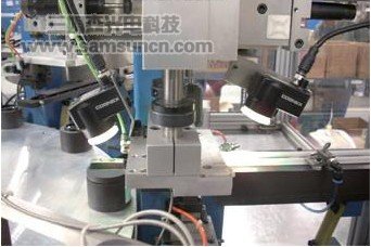 Vision sensor corrects errors in oil cap assembly_shanqinquan.com